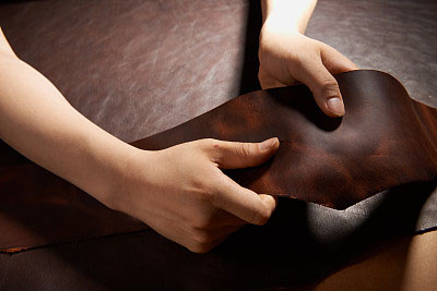 當(dāng)皮革變濕時該怎么辦:3個關(guān)鍵步驟